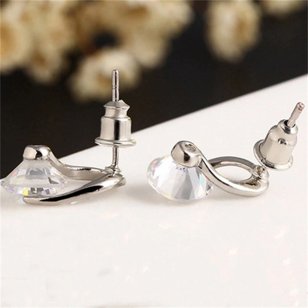 NEW!💙💎ADORABLE LITTLE CZ SWIRL STUDS!💎💙SILVERY - Picture 4 of 8